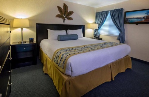 Rocky Point Hotel | Relax and Unwind! Kitchen, Outdoor Pool, Parking, Near Henry B. Plant Museum!