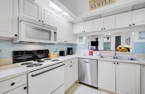 Trailer Estates Condo | Relax at Shorewalk Villa - Hot Tub, Pools, Tennis, Close to Great Restaurants, Beaches and Shopping!