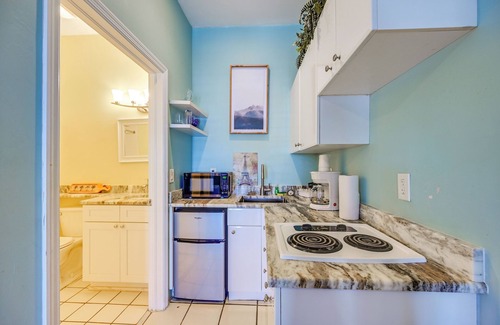 Naples Apartment | Relax By Pool, Stay Near Parks: Naples Studio