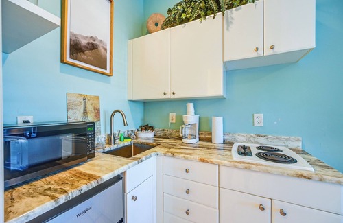 Naples Apartment | Relax By Pool, Stay Near Parks: Naples Studio