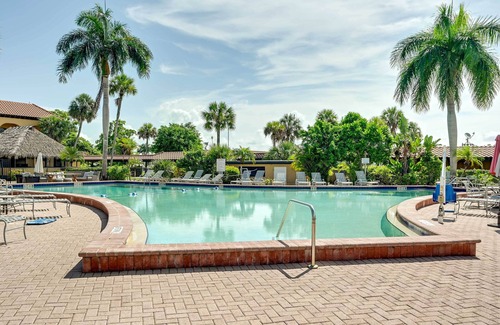 Naples Apartment | Relax By Pool, Stay Near Parks: Naples Studio