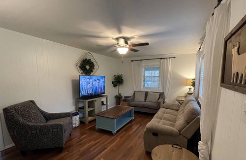 Raleigh House | Relax & enjoy privacy-peaceful acre ~10 min to RDU.