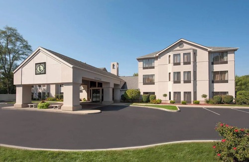 South Bend Hotel | Relax in 2 Rooms with Sofa Bed & Pool Access – Great for Travelers on I-90