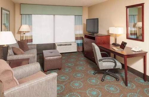 South Bend Hotel | Relax in 3 Rooms with Full Kitchen & Pool Access – Ideal for Business Travelers