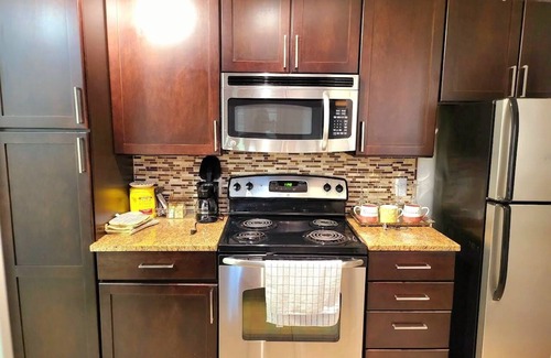 Cumberland Apartment | Relax in ATL. King Bed, Pool/Gym. Pool view from balcony! Braves Stadium 10 mins