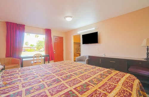 Weslaco Hotel | Relax in King Room | Budget-Friendly & Ideal Weslaco Short Stay