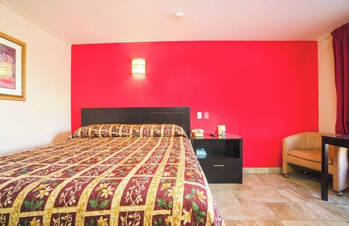 Weslaco Hotel | Relax in King Room | Budget-Friendly & Ideal Weslaco Short Stay