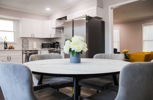 Westover House | Relax in Style:3BR, 2.5Bath King Bed & Modern Design