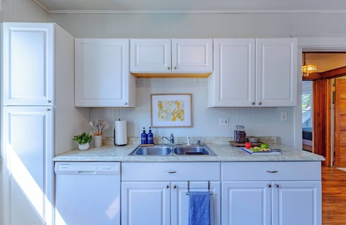 Upper East Side House | Relax in Style: 4BR Milwaukee Home Featuring a Private Hot Tub ¦ Family-Friendly