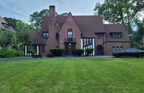 Highland Park House | Relax in Style and Comfort at the Palmer Park Mansion on the Green.nnn