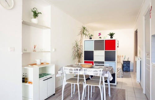Allauch Apartment | Relax in this vacation apartment in the quiet hill town of Allauch.