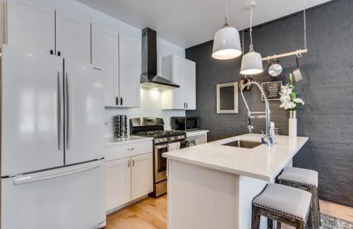 West Town Apartment | Relax in West Town - In-Unit Laundry and Pet Friendly! apts