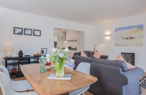 Fowey Cottage | Relax on the balcony and watch the boats sail by.