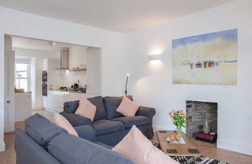 Fowey Cottage | Relax on the balcony and watch the boats sail by.