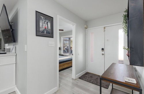 Royal Crest Rancheros House | Relax & Recharge – 4 Bedroom Vegas Escape: Pool, Putting Green, Parking and more