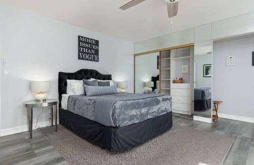 Royal Crest Rancheros House | Relax & Recharge – 4 Bedroom Vegas Escape: Pool, Putting Green, Parking and more