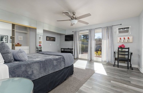 Royal Crest Rancheros House | Relax & Recharge – 4 Bedroom Vegas Escape: Pool, Putting Green, Parking and more
