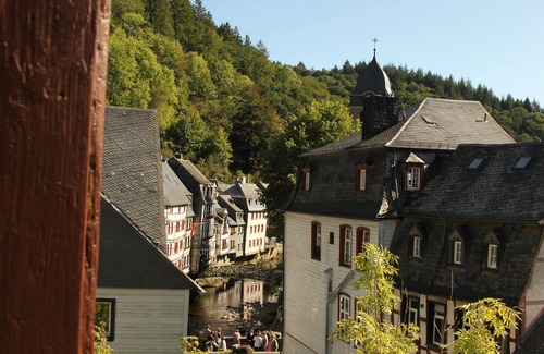 Monschau Apartment | Relax (sauna) in a centuries-old half-timbered house, idyllic a. D. Rur in the middle of Altstadt