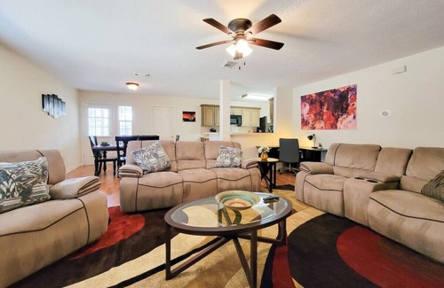 Barker House | Relax & Unwind: Cozy Fall Home w/Fast Wi-Fi
