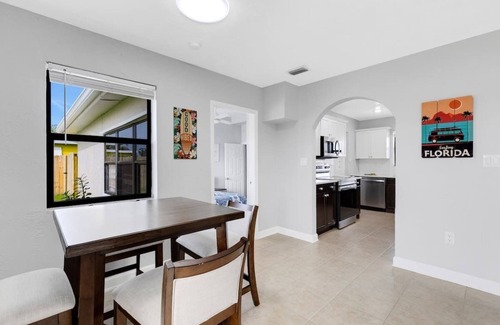 Port Charlotte House | Relax & Unwind: Lakefront Stay with Sunset Views