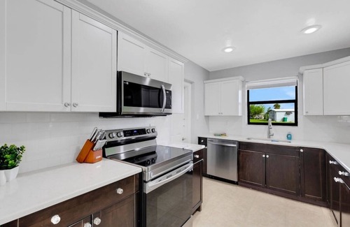 Port Charlotte House | Relax & Unwind: Lakefront Stay with Sunset Views