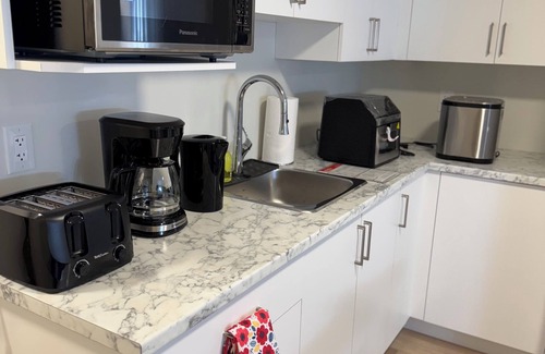 Moncton House | Relax with the family at our cozy &stylish home. Located in the heart of Moncton