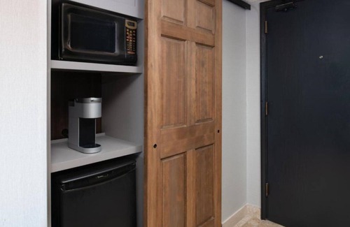 Hayden Island House | Relax, work, and connect at our newly renovated rooms on the Portland riverfront