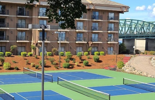 Hayden Island House | Relax, work, and connect at our newly renovated rooms on the Portland riverfront