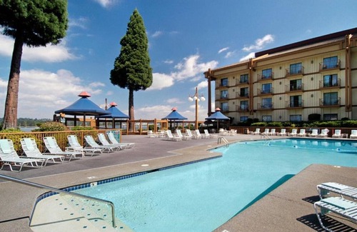 Hayden Island House | Relax, work, and connect at our newly renovated rooms on the Portland riverfront