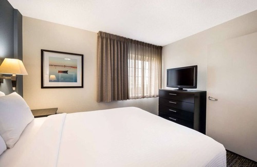 Nassau Bay Hotel | Relaxation and Comfort in Houston! 2 Modern Units, Full Kitchen, Pets Allowed!