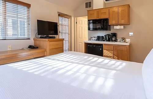Napa Hotel | Relaxation in Napa Valley! 2 Spacious Units, Swimming Pool, Free Parking!