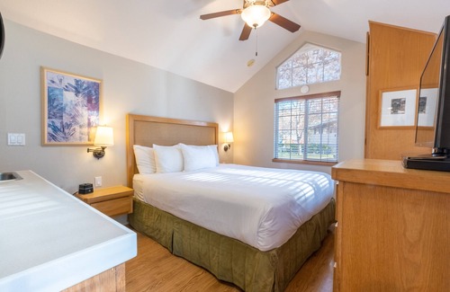 Napa Hotel | Relaxation in Napa Valley! 2 Spacious Units, Swimming Pool, Free Parking!