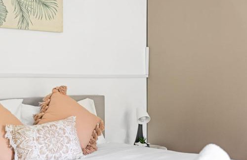 Pymble House | Relaxed Queen Room - Serene Spot at Pymble - Shared Bathroom