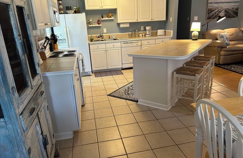 Bay St Louis House | Relaxed waterfront home nestled under a shady oak about 2 miles to Old Town