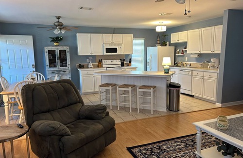 Bay St Louis House | Relaxed waterfront home nestled under a shady oak about 2 miles to Old Town