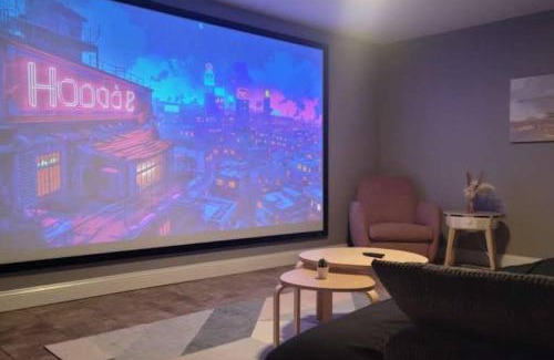 Jacksonville House | Relaxing 3-Bedroom With 150 Inch Projector & Pool Table