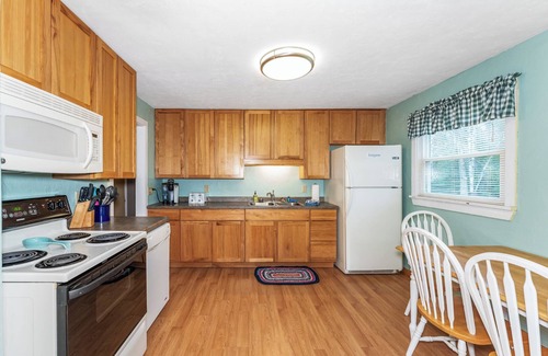 St Germain Cabin | relaxing 4-bedroom lodge with WiFi and AC in Saint Germain firepit, grill & YOGA