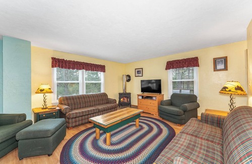 St Germain Cabin | relaxing 4-bedroom lodge with WiFi and AC in Saint Germain firepit, grill & YOGA
