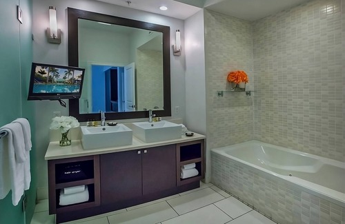 Ludlam Hotel | Relaxing Accommodation Close to Everything! Swimming Pool + Spa