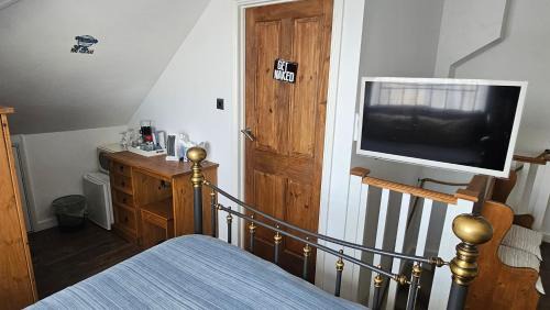Whitstable House | Relaxing Attic Room with En-suite Jacuzzi bath