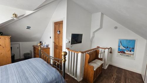Whitstable House | Relaxing Attic Room with En-suite Jacuzzi bath