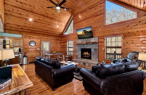 Young Harris Cabin | Relaxing Cabin-Fireplace-Hot Tub-Game Room