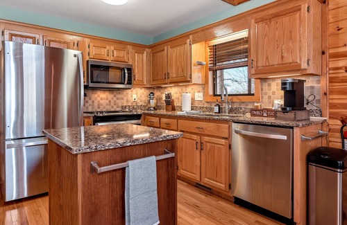 Young Harris Cabin | Relaxing Cabin-Fireplace-Hot Tub-Game Room