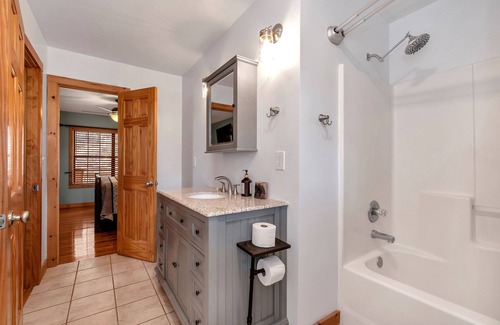 Young Harris Cabin | Relaxing Cabin-Fireplace-Hot Tub-Game Room