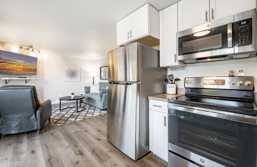 Birch Bay Condo | Relaxing Condo in BirchBay w KBed & Hot Tub - 106