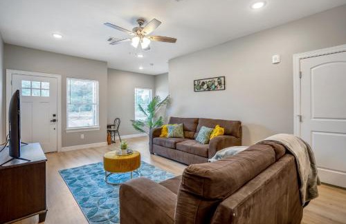 North Houston House | Relaxing Cozy Getaway in Gated Community near Greater Heights