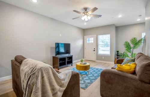 North Houston House | Relaxing Cozy Getaway in Gated Community near Greater Heights