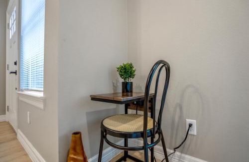 North Houston House | Relaxing Cozy Getaway in Gated Community near Greater Heights