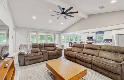 Northside House | Relaxing dog friendly home with deck and elegant kitchen - minutes to Downtown