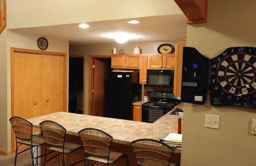 Albrightsville Ski Chalet | Relaxing & Fun-Pet Friendly -game area-2 decks-BBQ. Walk to lake, beach & pool!